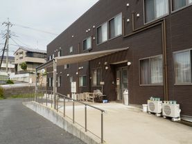 全体をブラウンを基調とした外観の老人ホーム