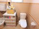 手すり付き清潔なトイレスペース