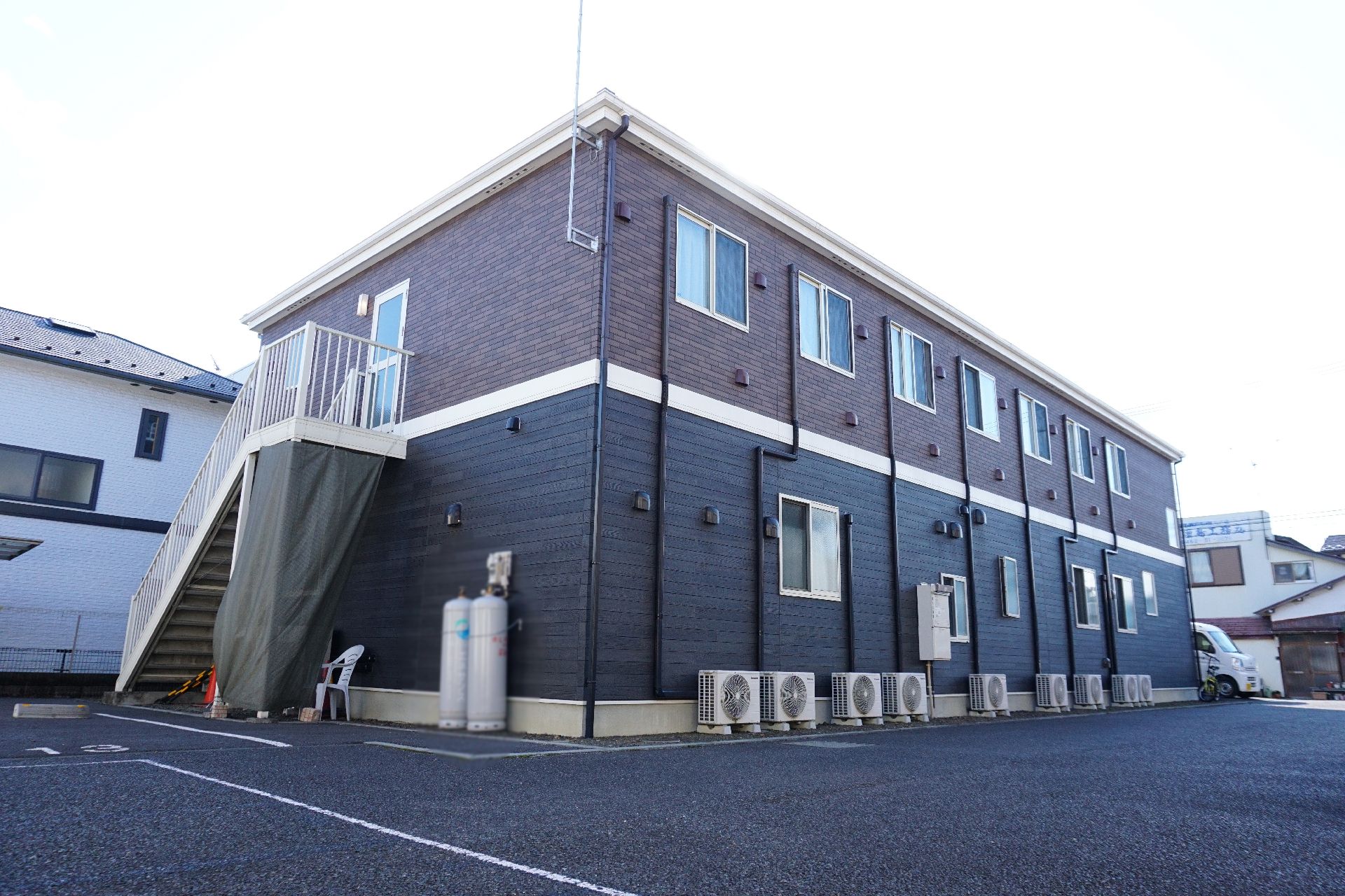 道路から撮影した２階建ての介護施設の外観