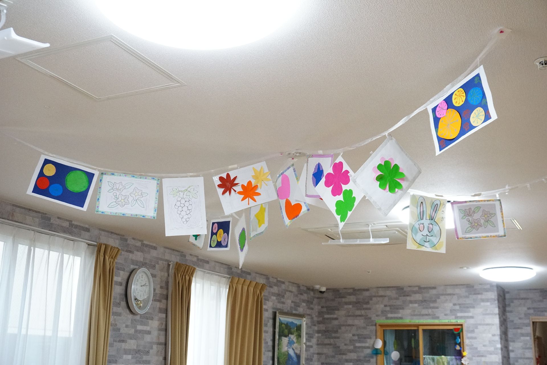 共有スペースの天井に設置された展示物