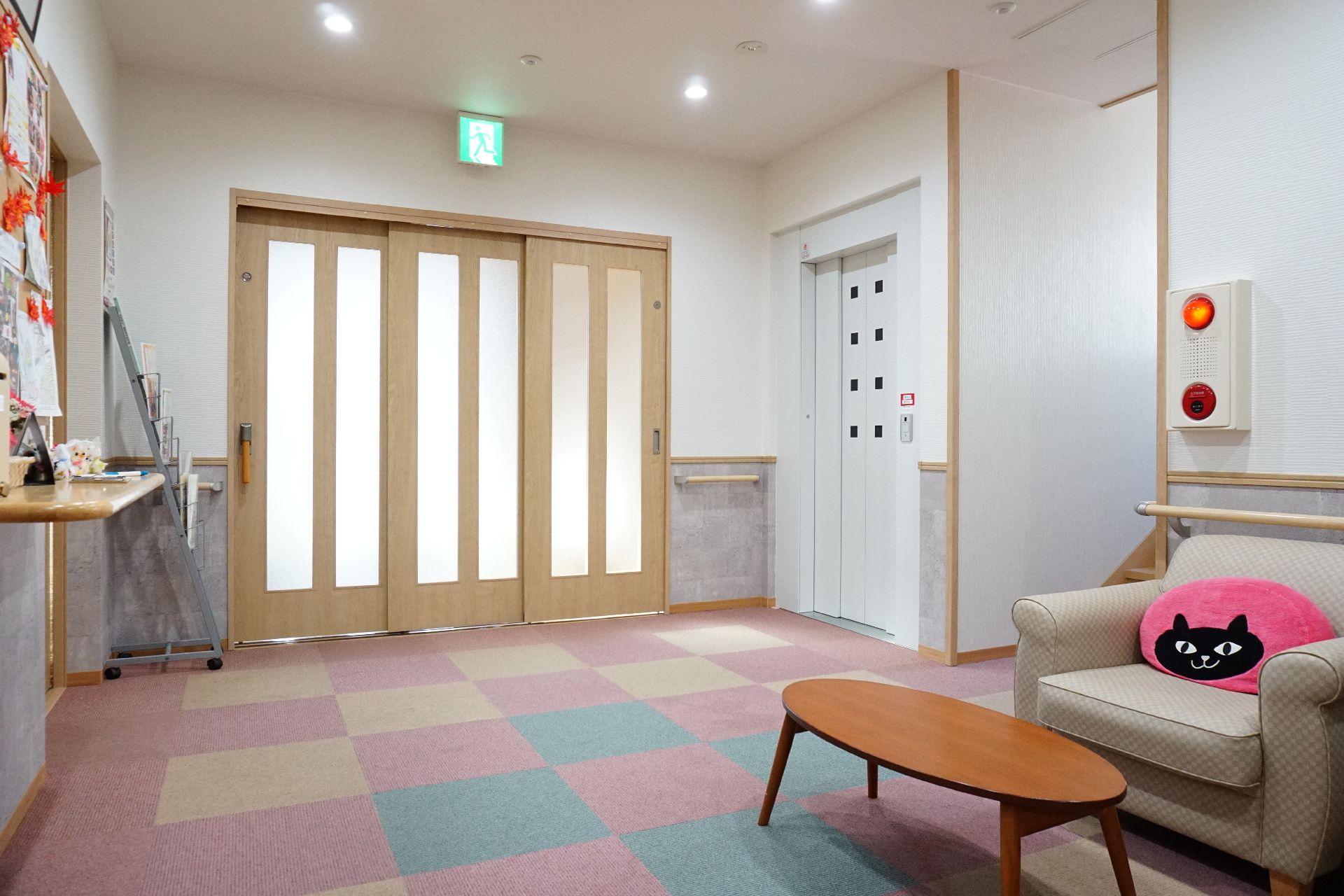 手すりが設置され、段差が一切ない廊下
