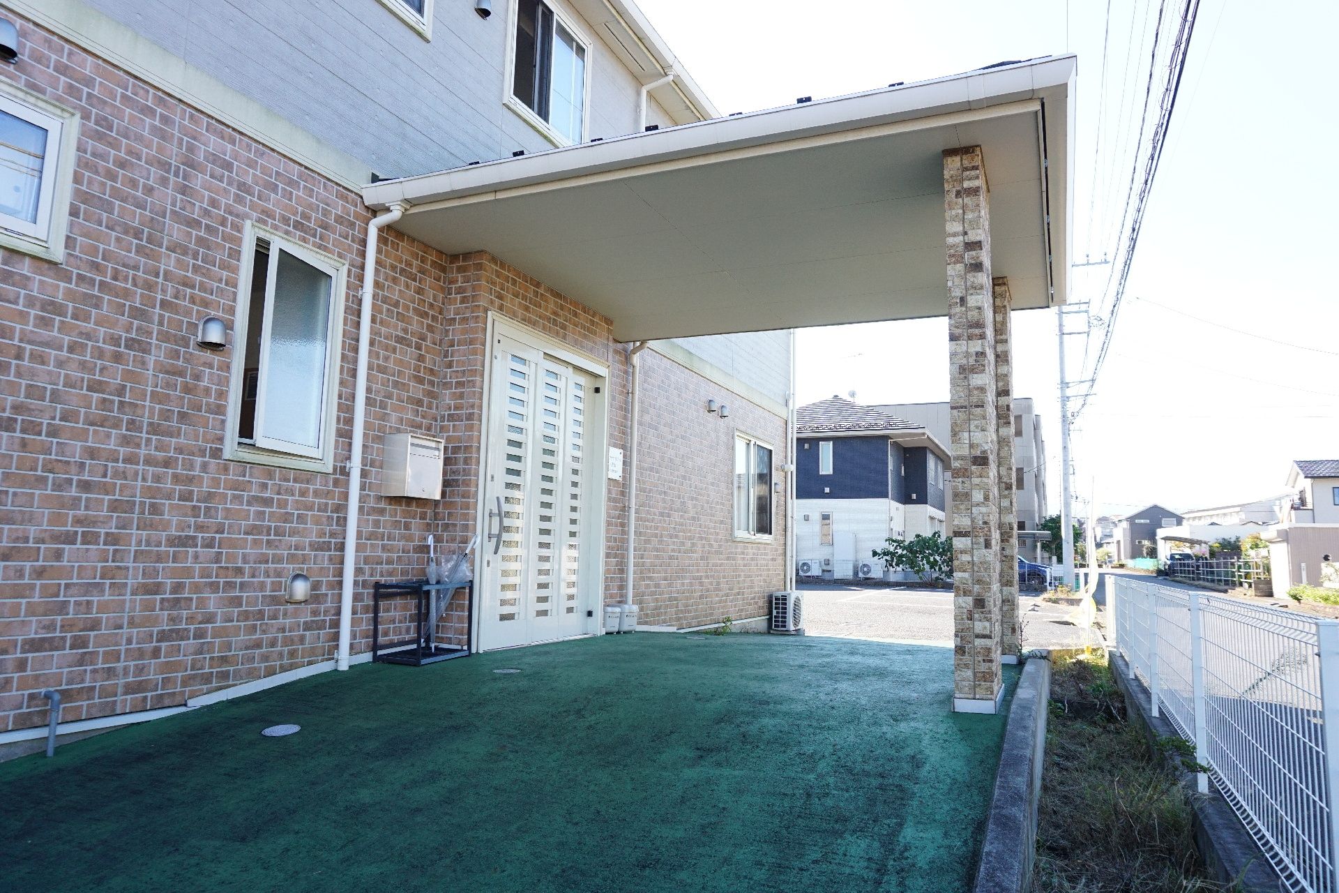 引き戸で段差が解消され、車椅子の方でも出入りしやすい玄関