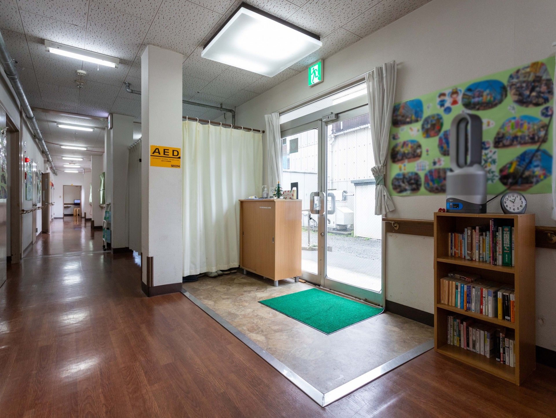 明るい廊下の一角