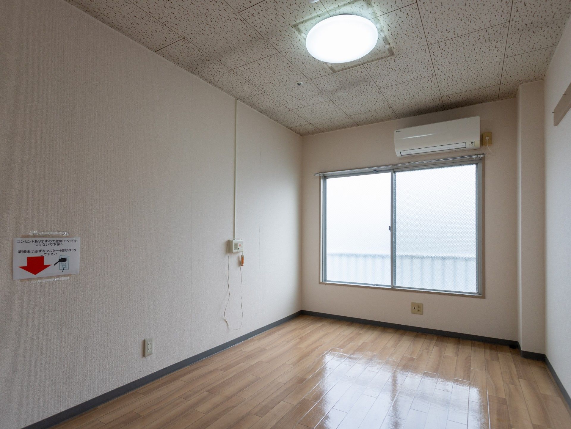 明るい個室の一角