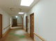 介護施設の明るい廊下と部屋