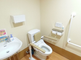 介護施設の明るいトイレ設備