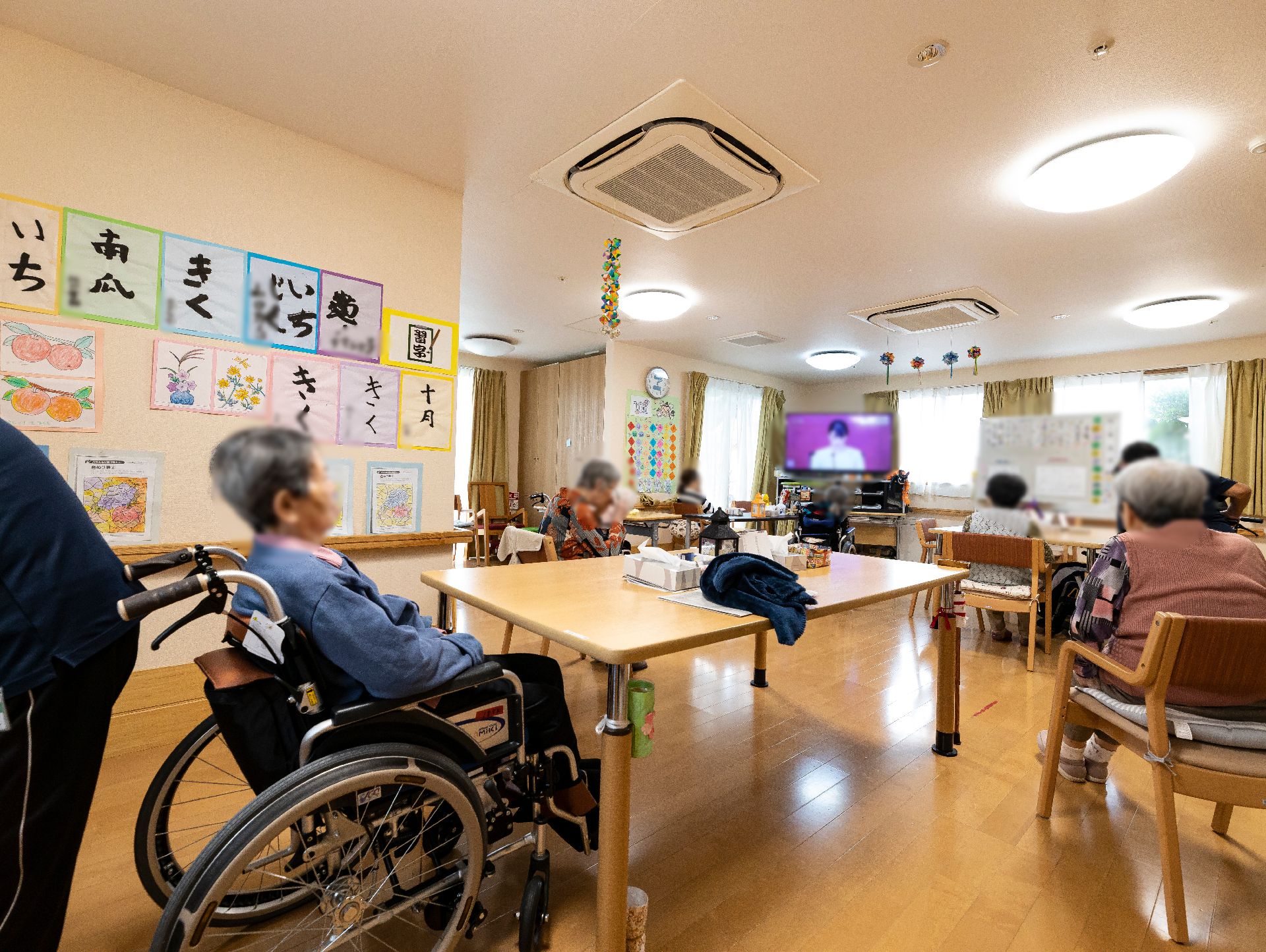 窓が多数設置されて陽光が降り注ぎ、開放感のある共有スペース