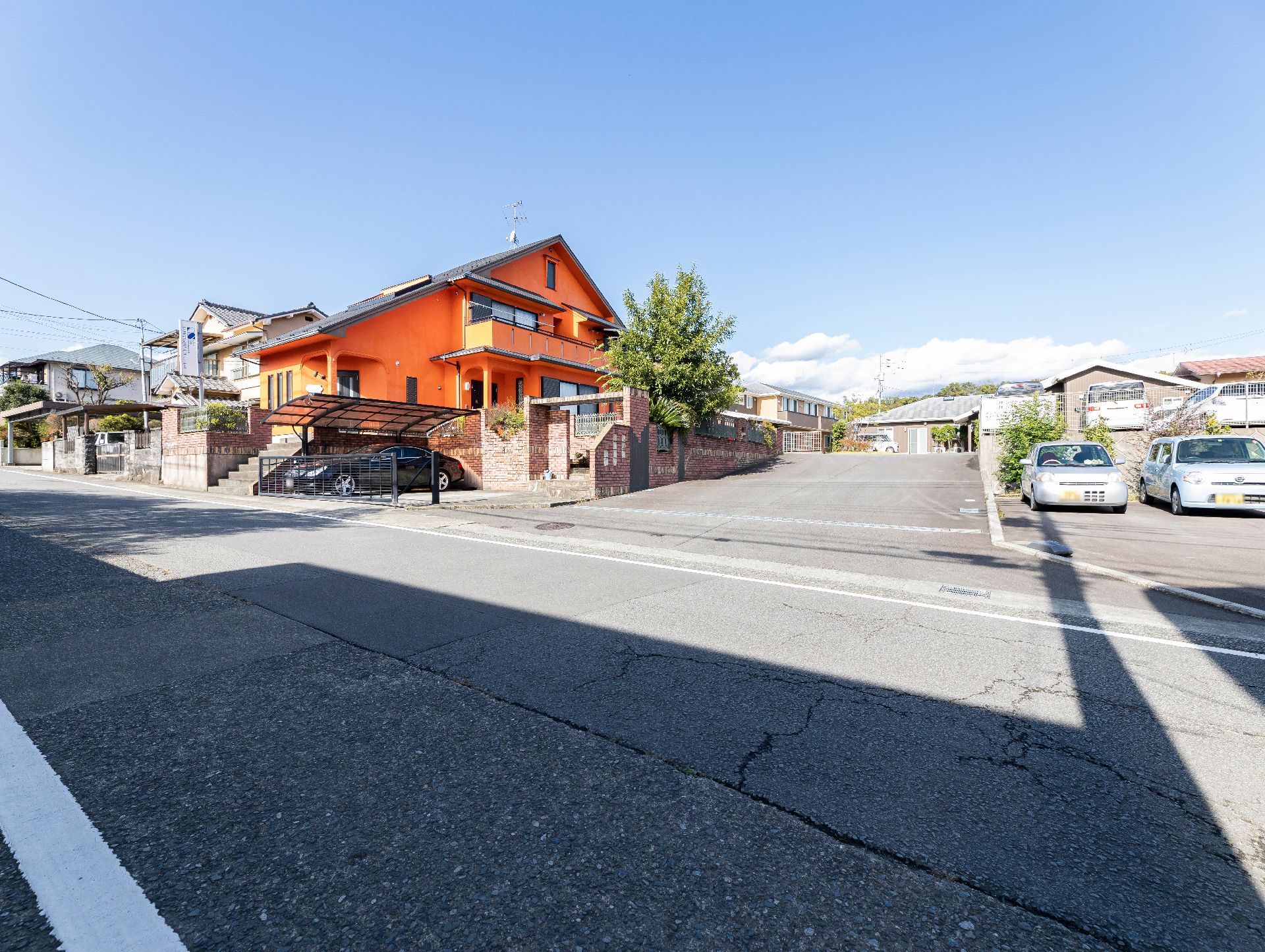 道路から見た、介護施設全体の外観