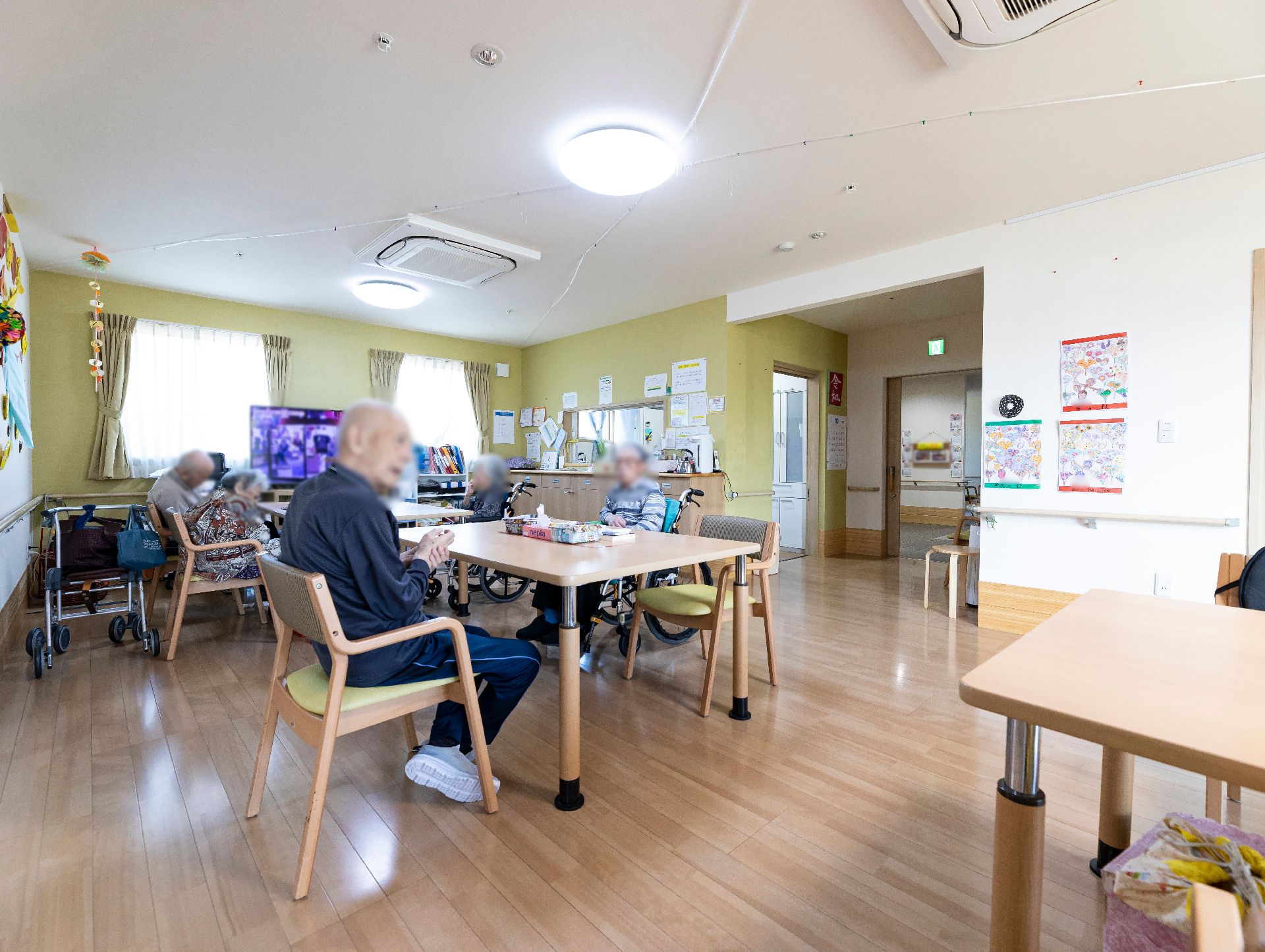 テーブルと椅子が多く設置されている共有スペース