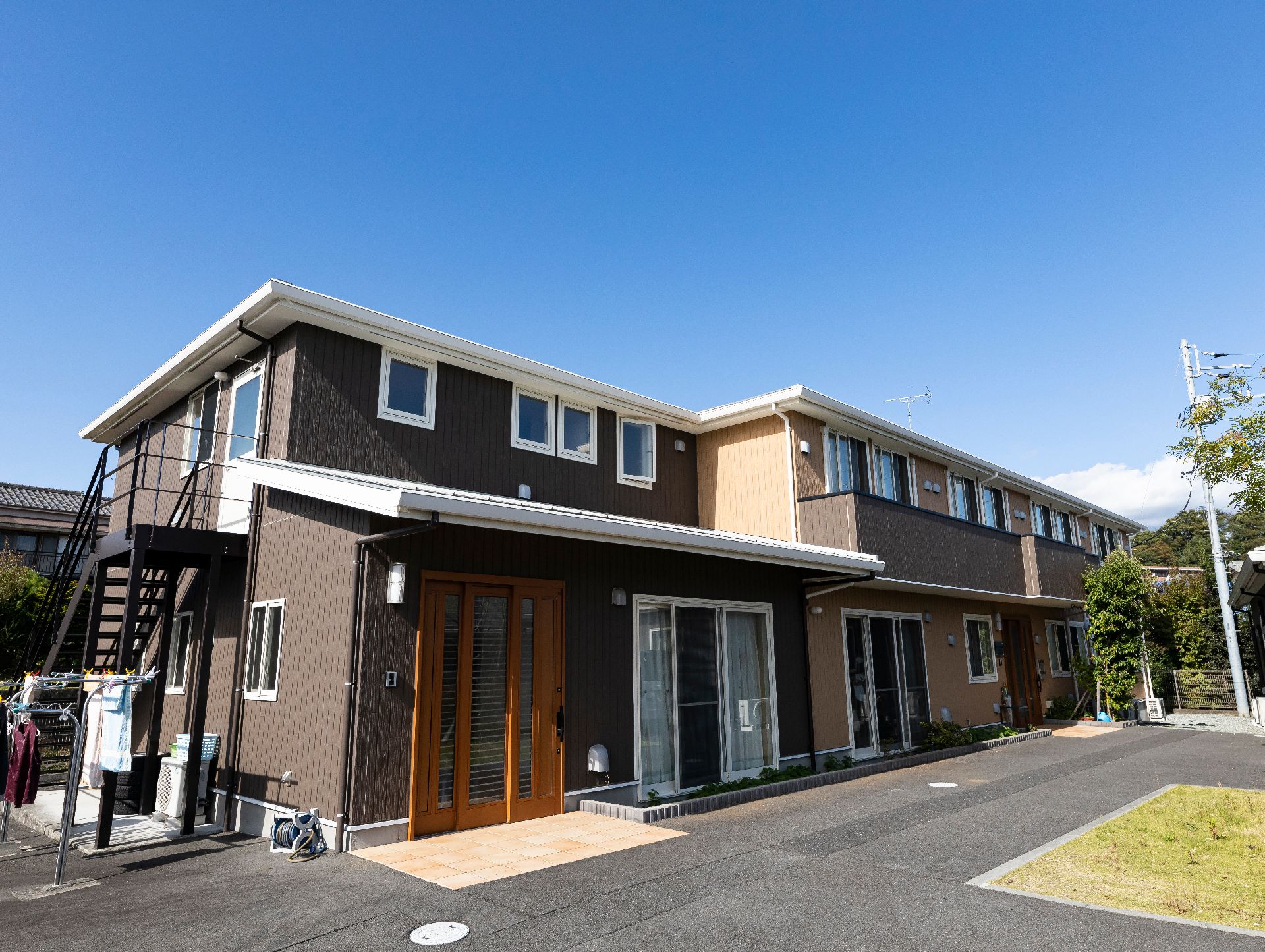 2階建てで、モダン色の落ち着いた色合いが特徴の施設の外観