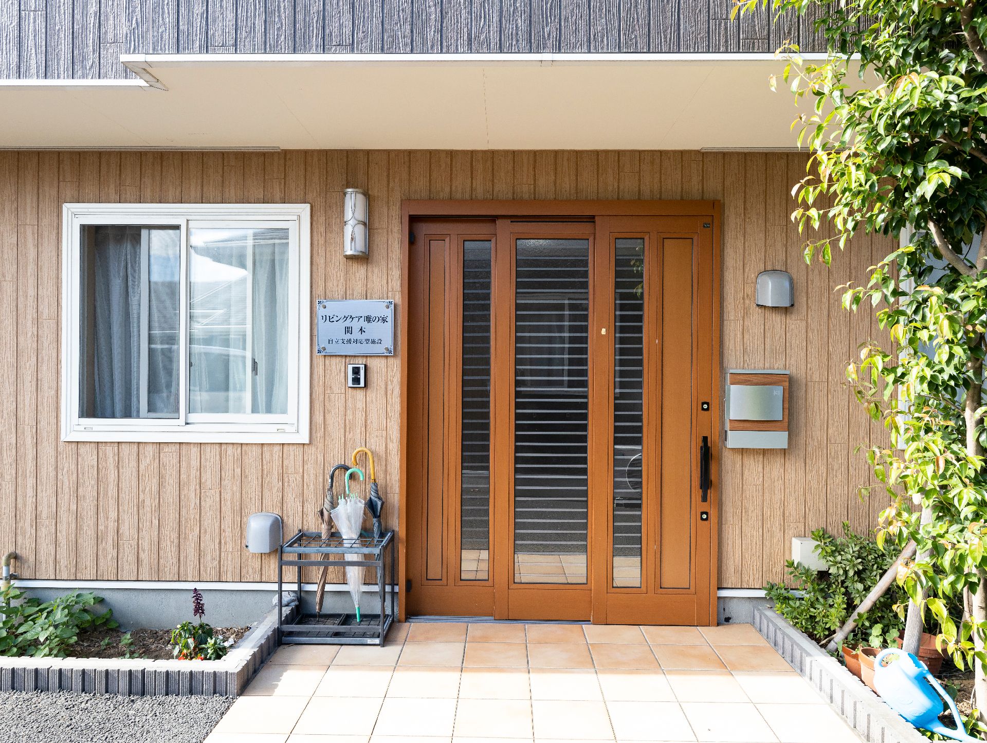 自動ドアで段差がすべて解消され、車椅子の方でも出入りしやすい玄関