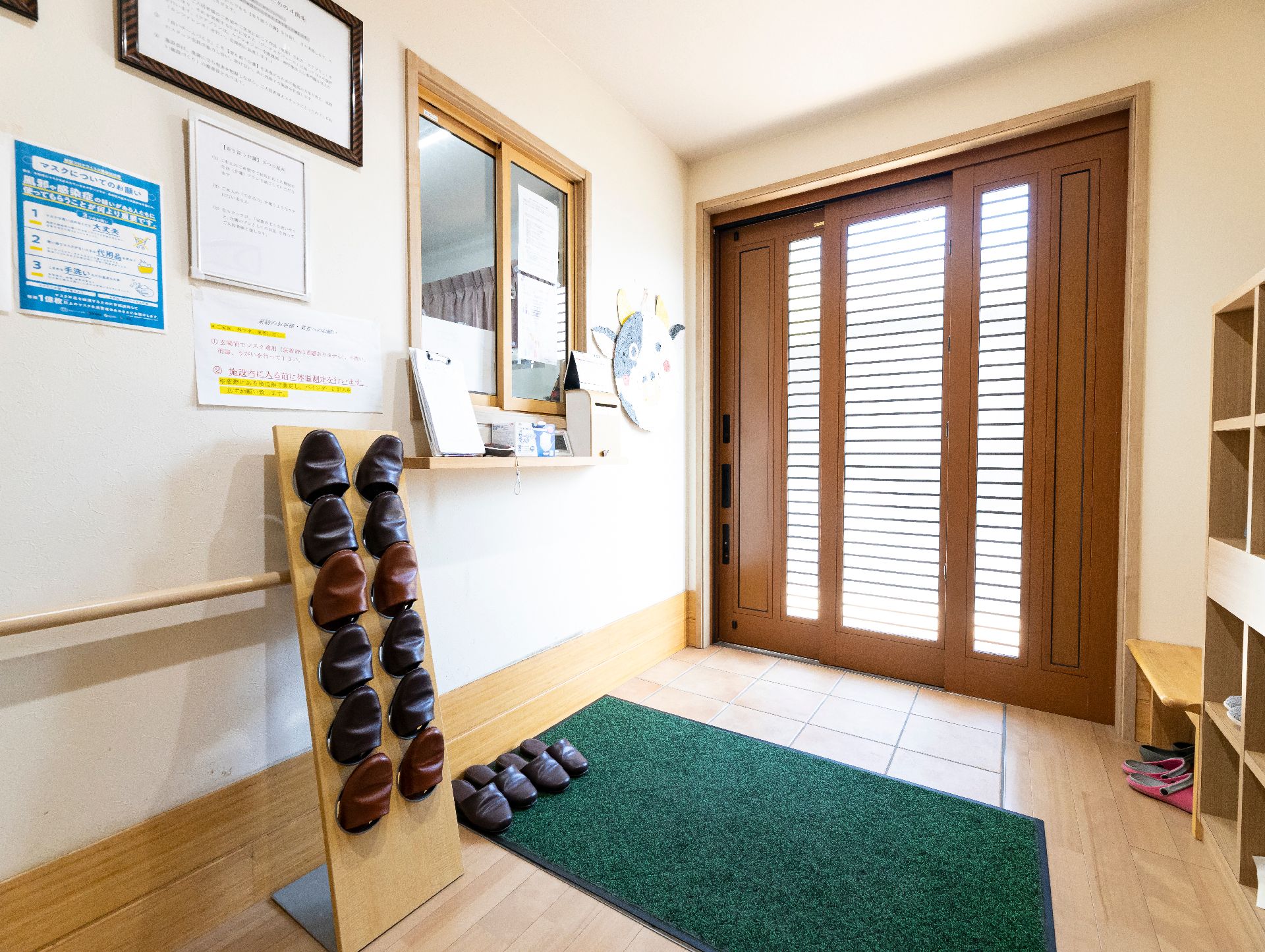 下駄箱や受付が設置されている玄関