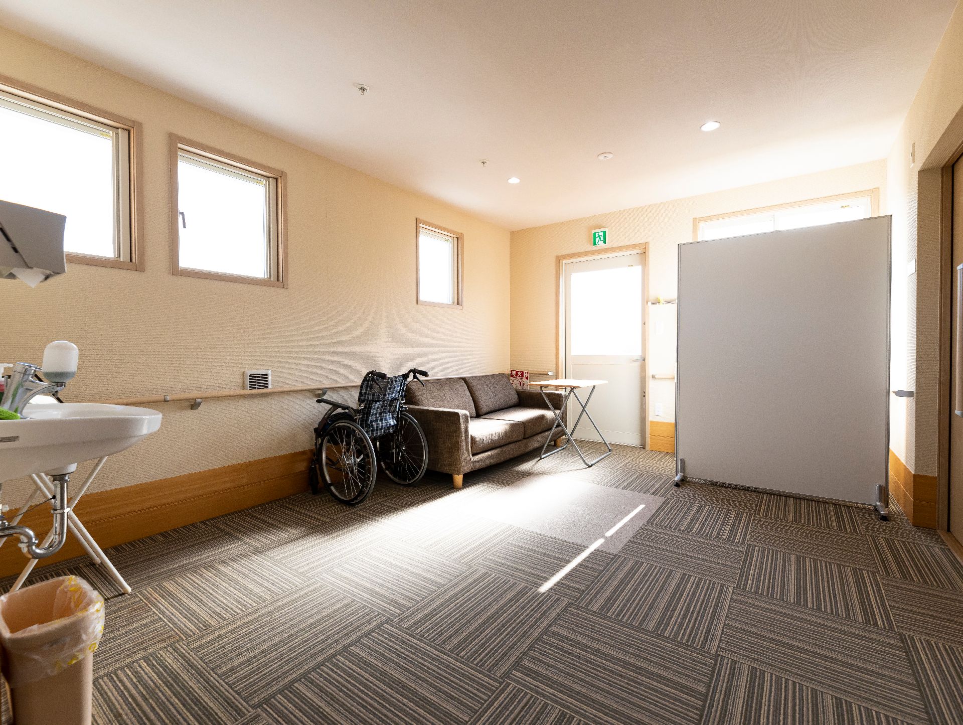 バリアフリー化され、手すりが行き渡り段差が一切ない廊下