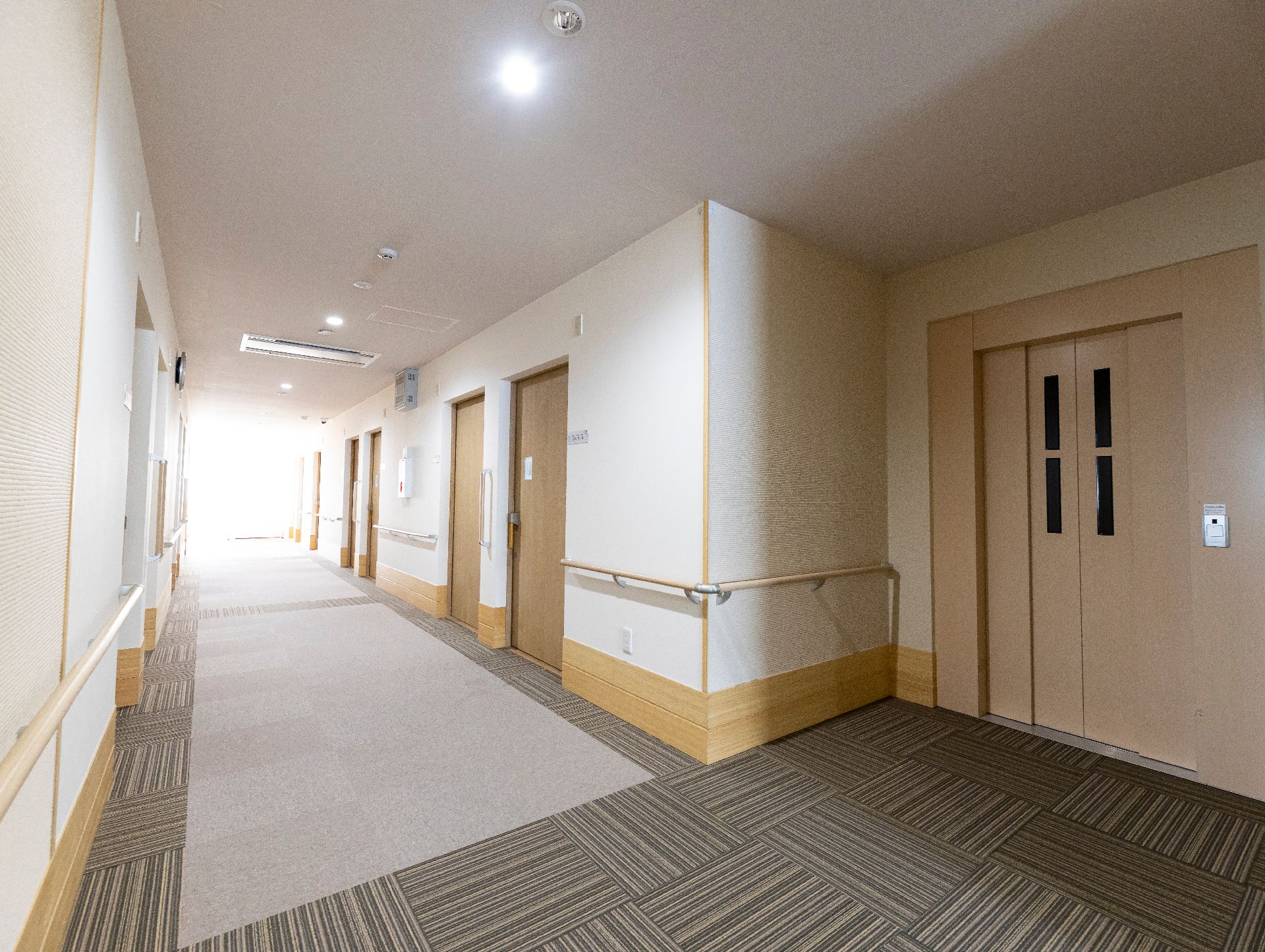 段差が一切なく、手すりが取り付けられているバリアフリー化された廊下