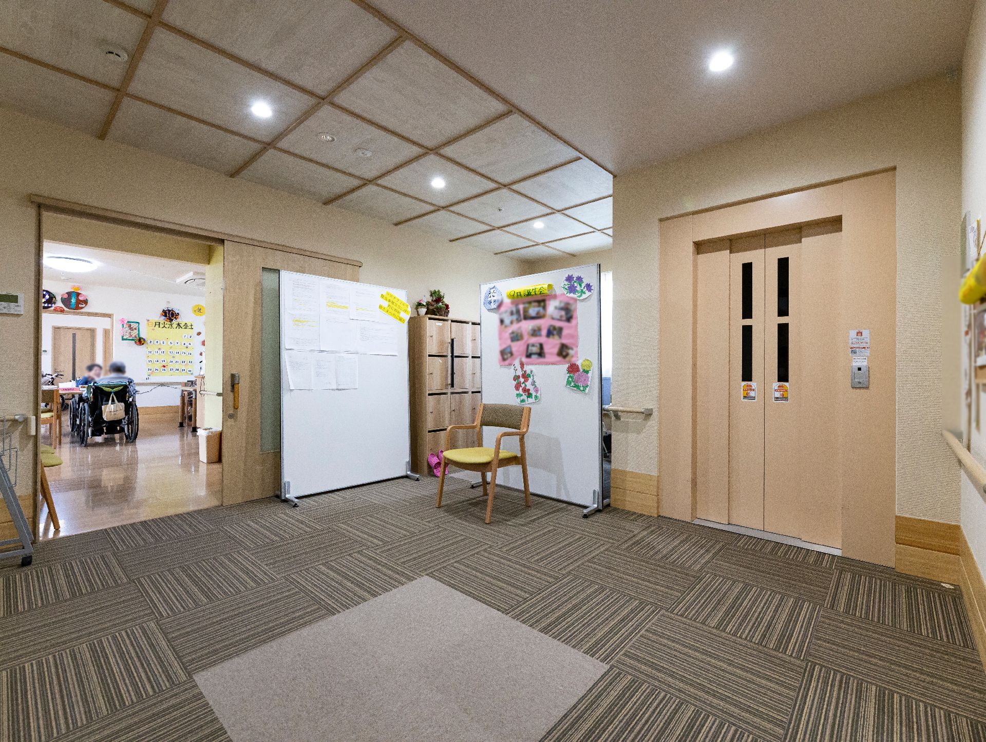 エレベーターも設置されている廊下