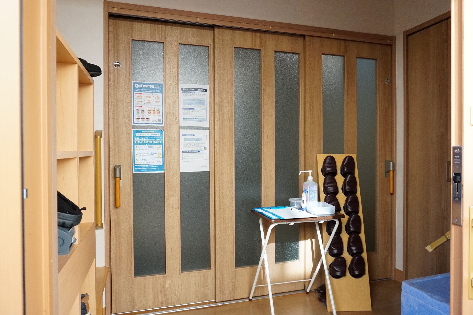 車椅子を使う入居者を配慮して段差をなくしている玄関