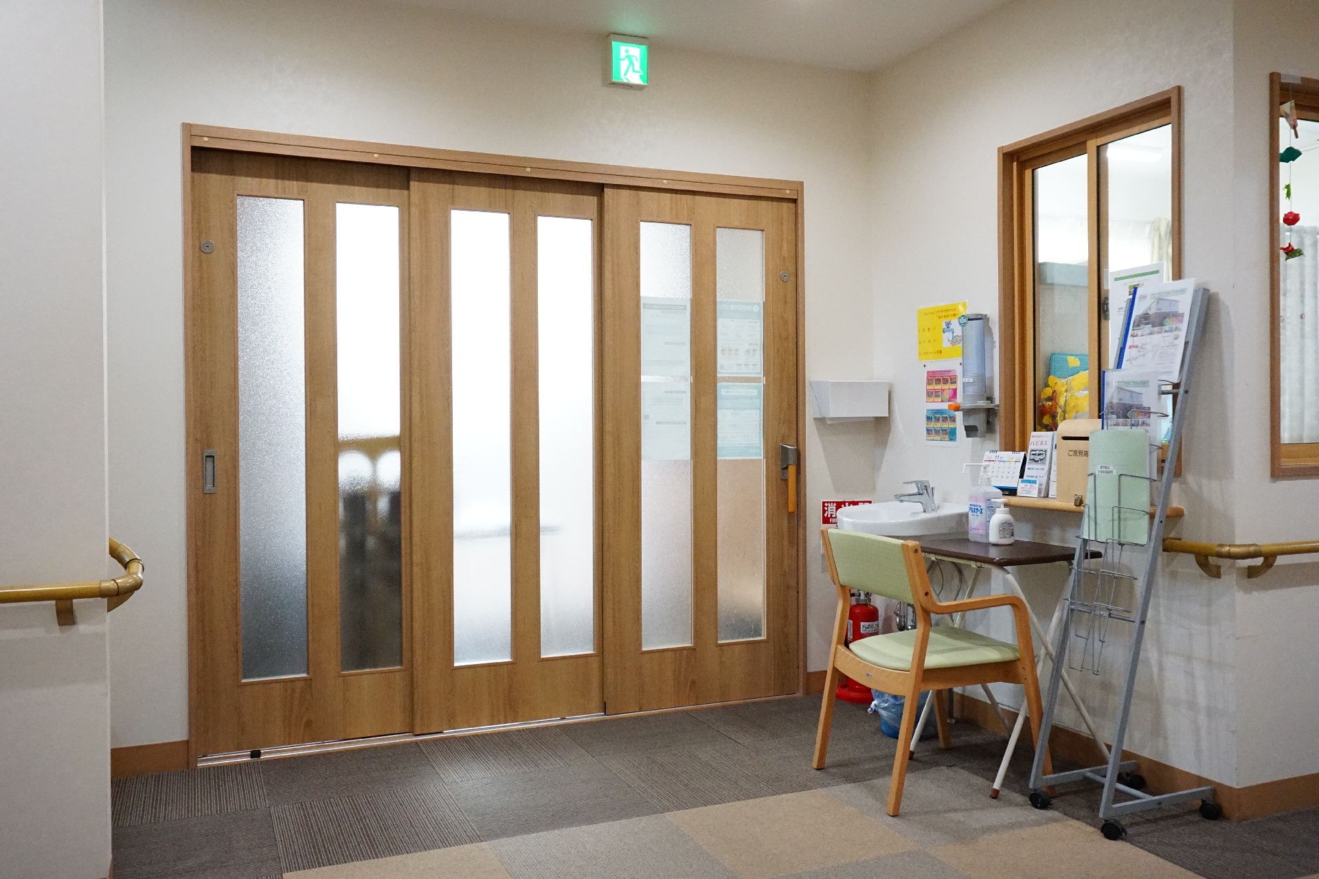 バリアフリーが完備され、手すりが設置され、段差が解消されている廊下