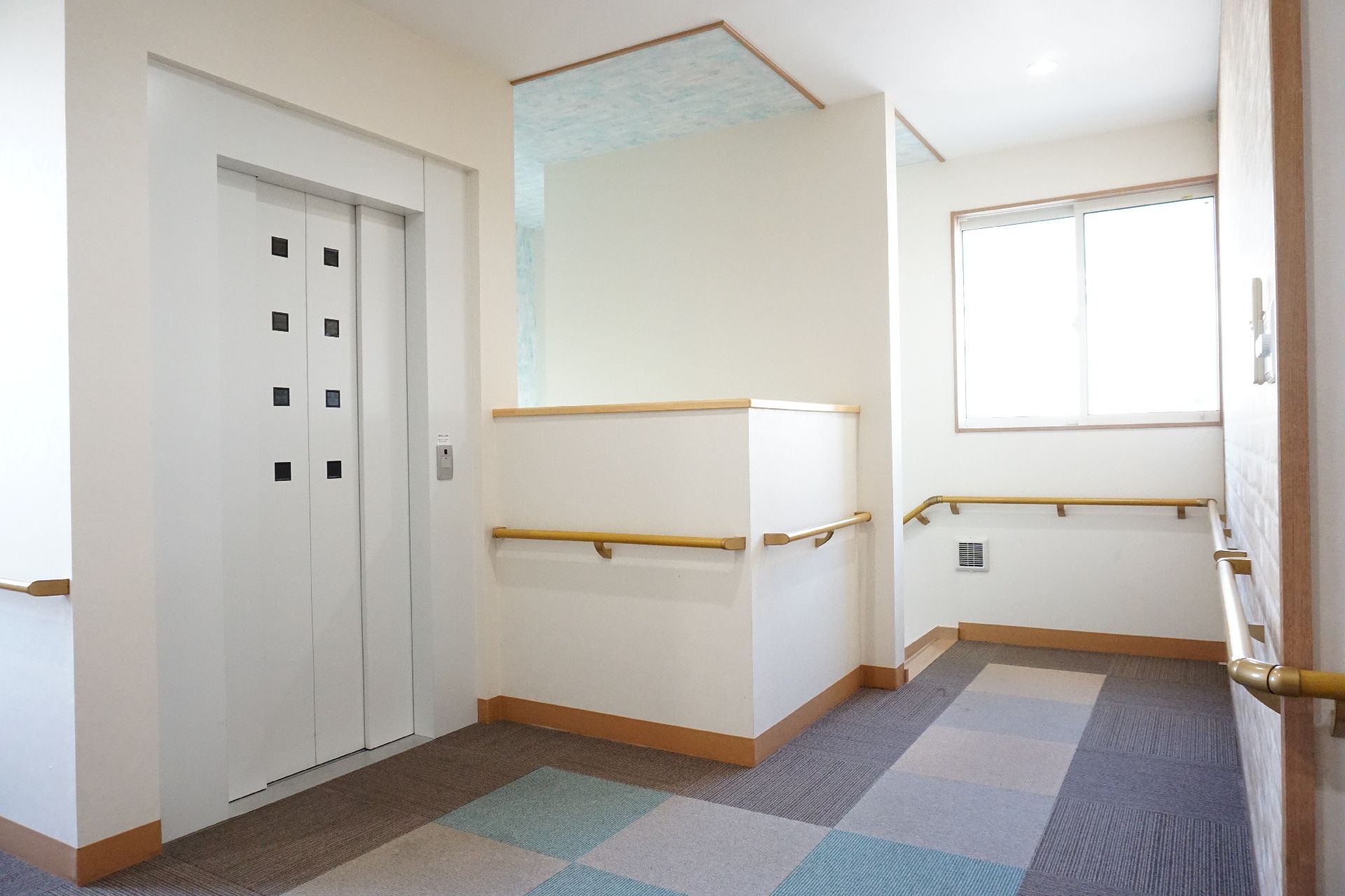 車椅子の入居者でも乗りやすいエレベーター