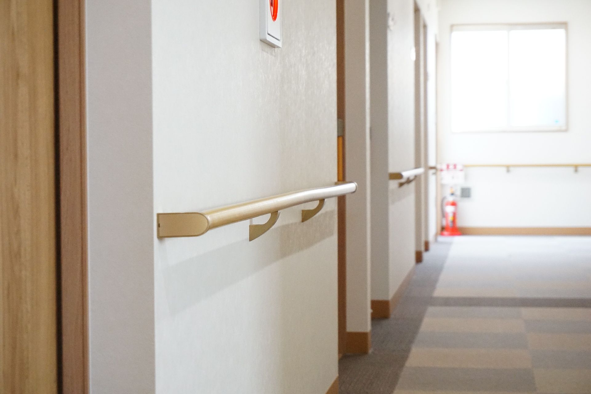 手でしっかりとつかみやすい形状の手すりが設置されている廊下