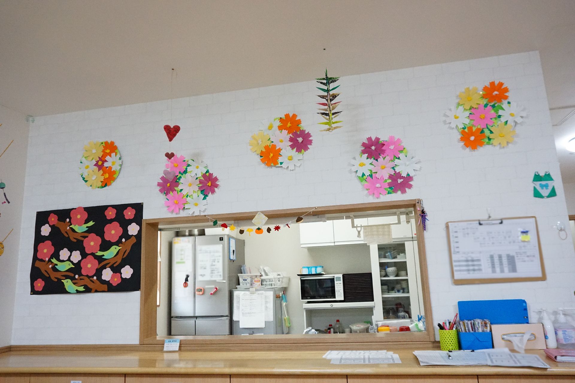 上を指差す高齢女性と笑顔の女性ヘルパー