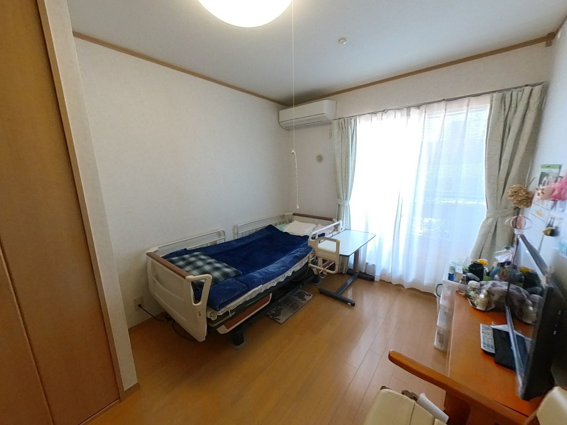 明るい個室の居室