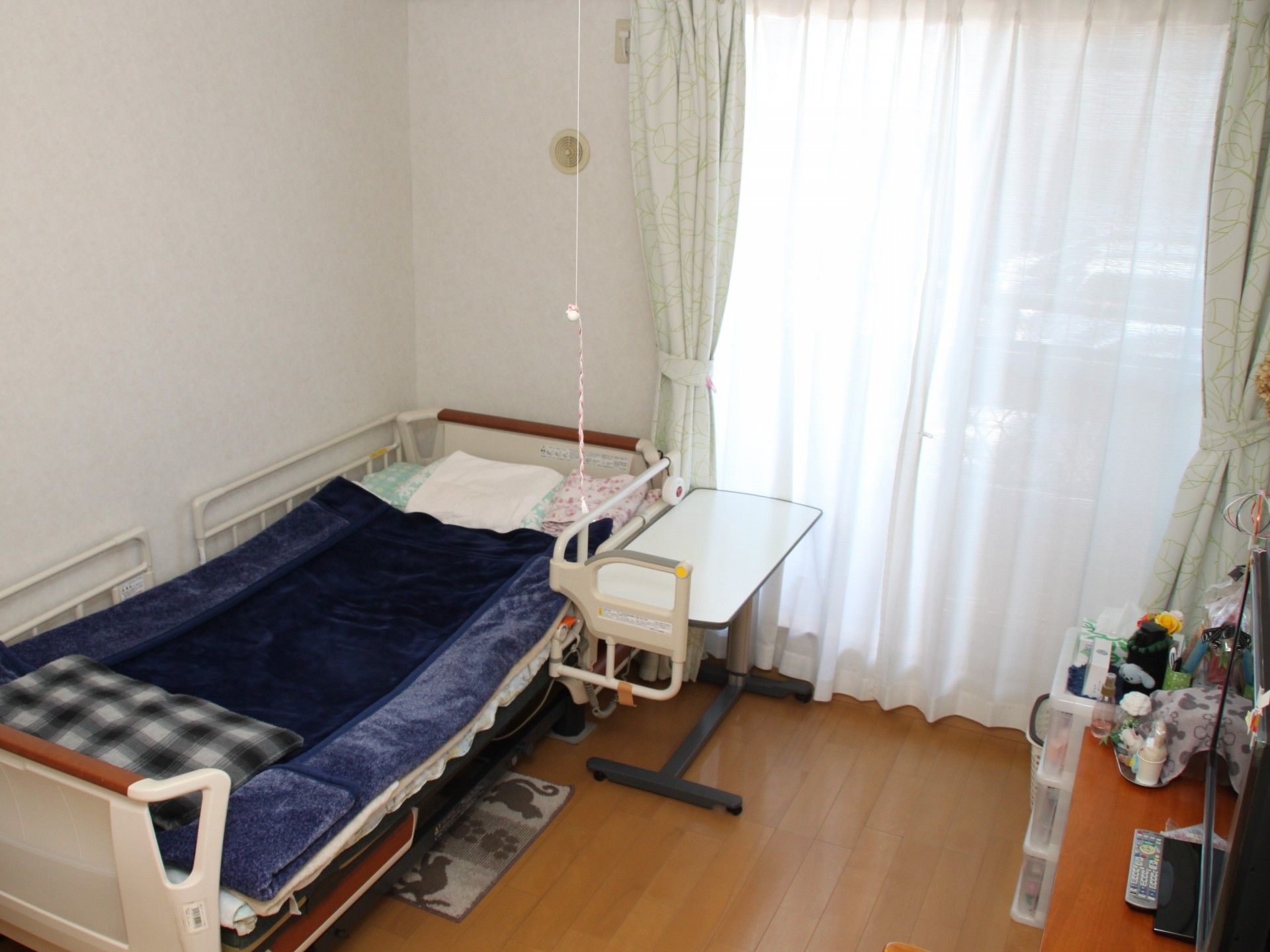 明るい個室の居室
