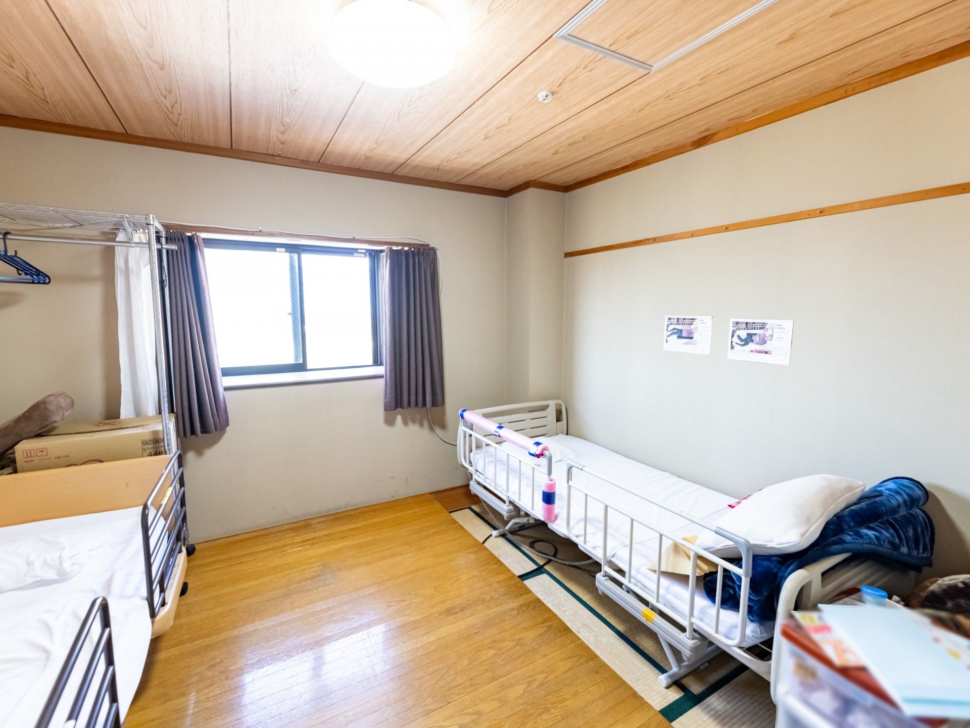 介護ベッドが２つ設置されている居室