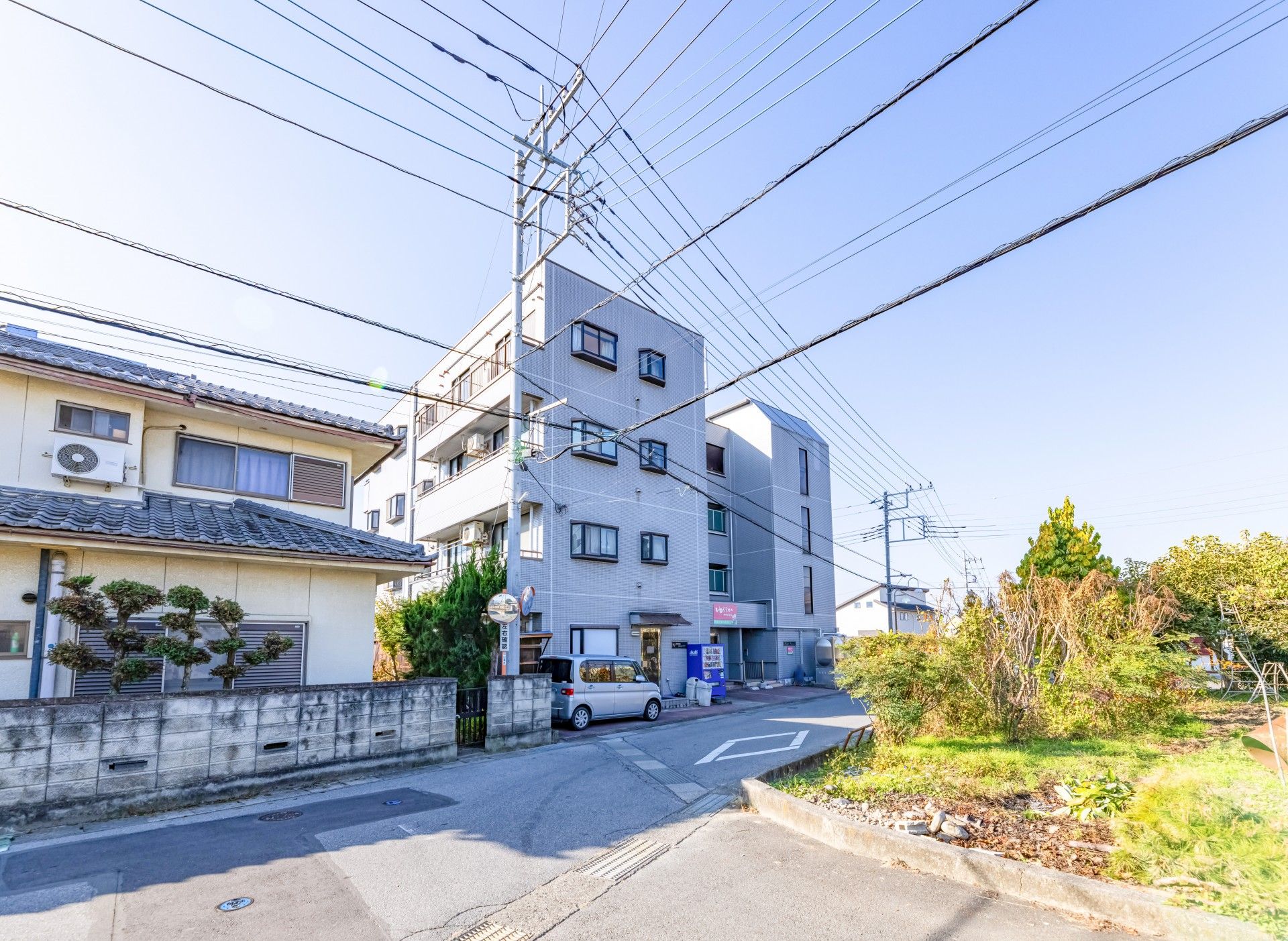 住宅街にある4階建ての外観