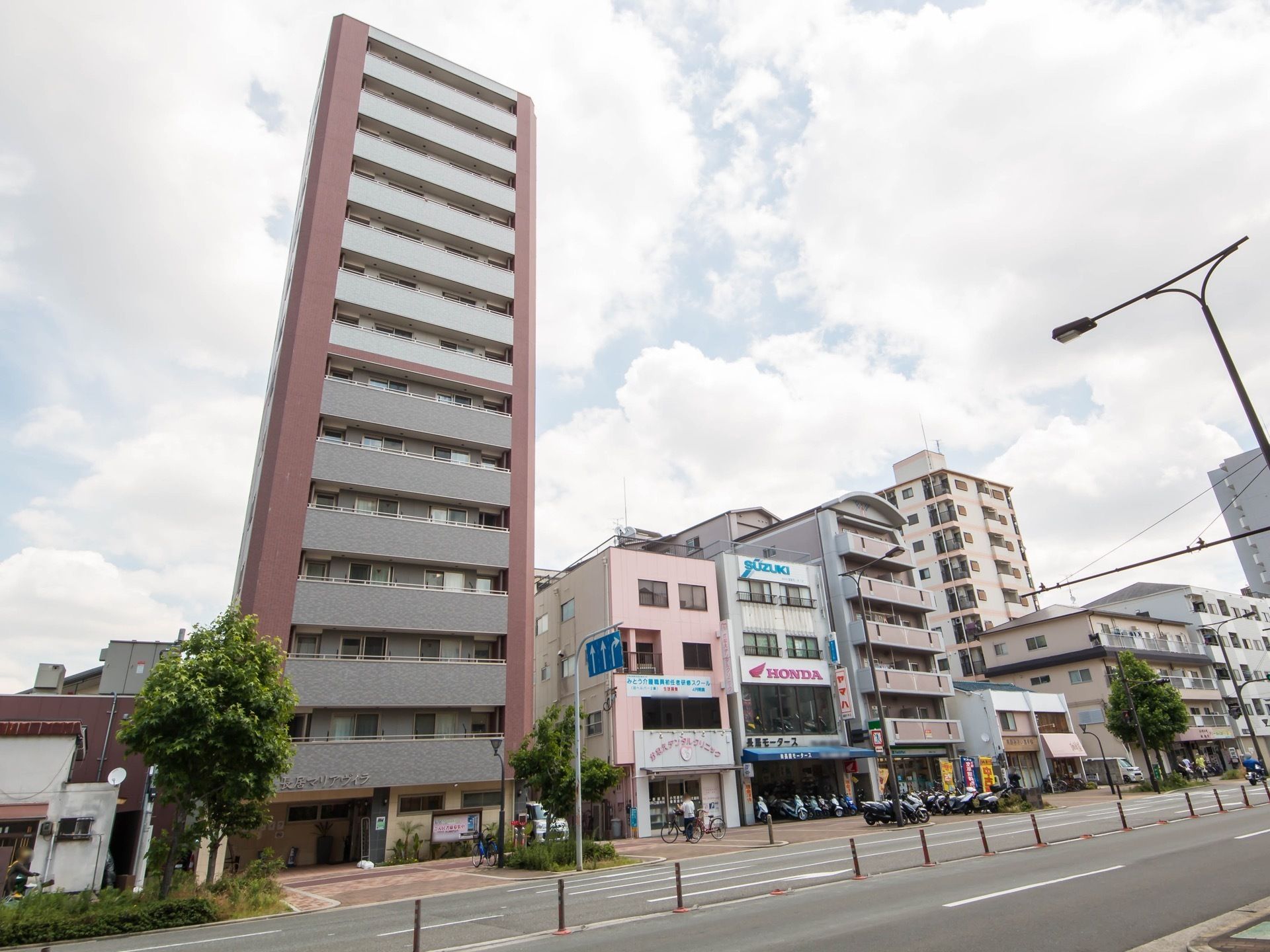 施設の外観はタイル貼りを採用している。居室の南側にはルーフバルコニーがあり、温かい日差しの入る明るい居室となっている。