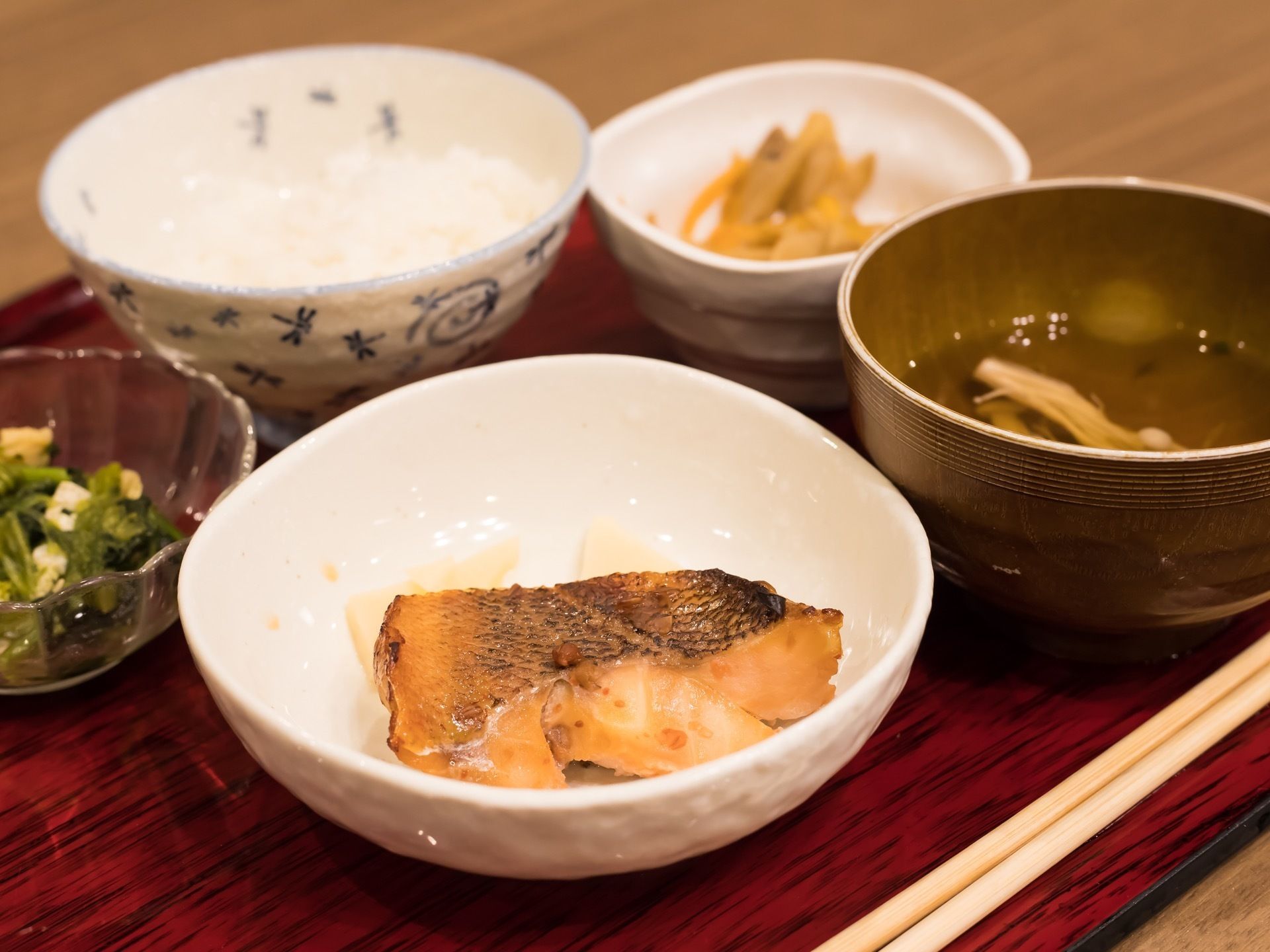 施設の食堂では料理を食すことができる。専門の調理士により考案された栄養価の高い料理により健康をサポートする。
