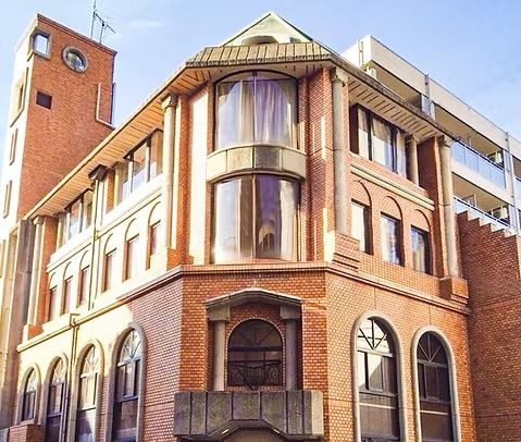 レンガ造りの建物外観