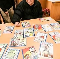 テーブルでのカード遊び