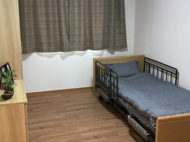ベッドが置かれた居室には収納家具やカーテンも備え付けられている。