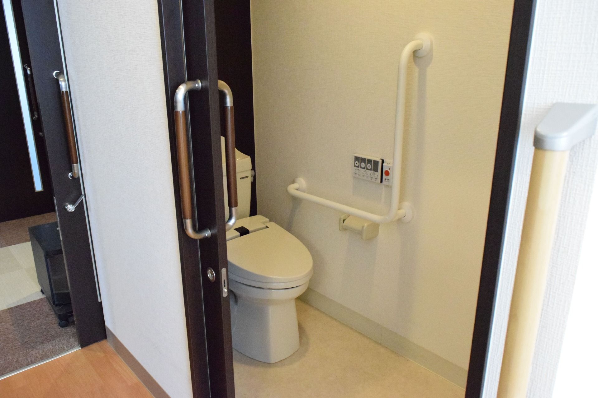 手すり付きトイレ設備
