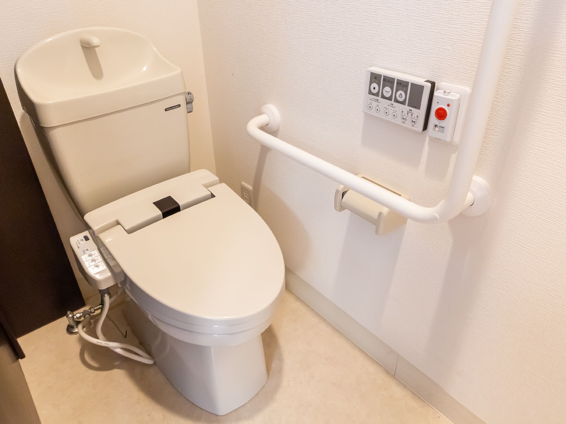 バリアフリー化されて手すりが設置されているトイレ