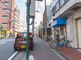 都市の角にあるアーケード入口