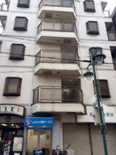 鉄骨造の建物の写真。マンション風のシンプルな外装の建物
