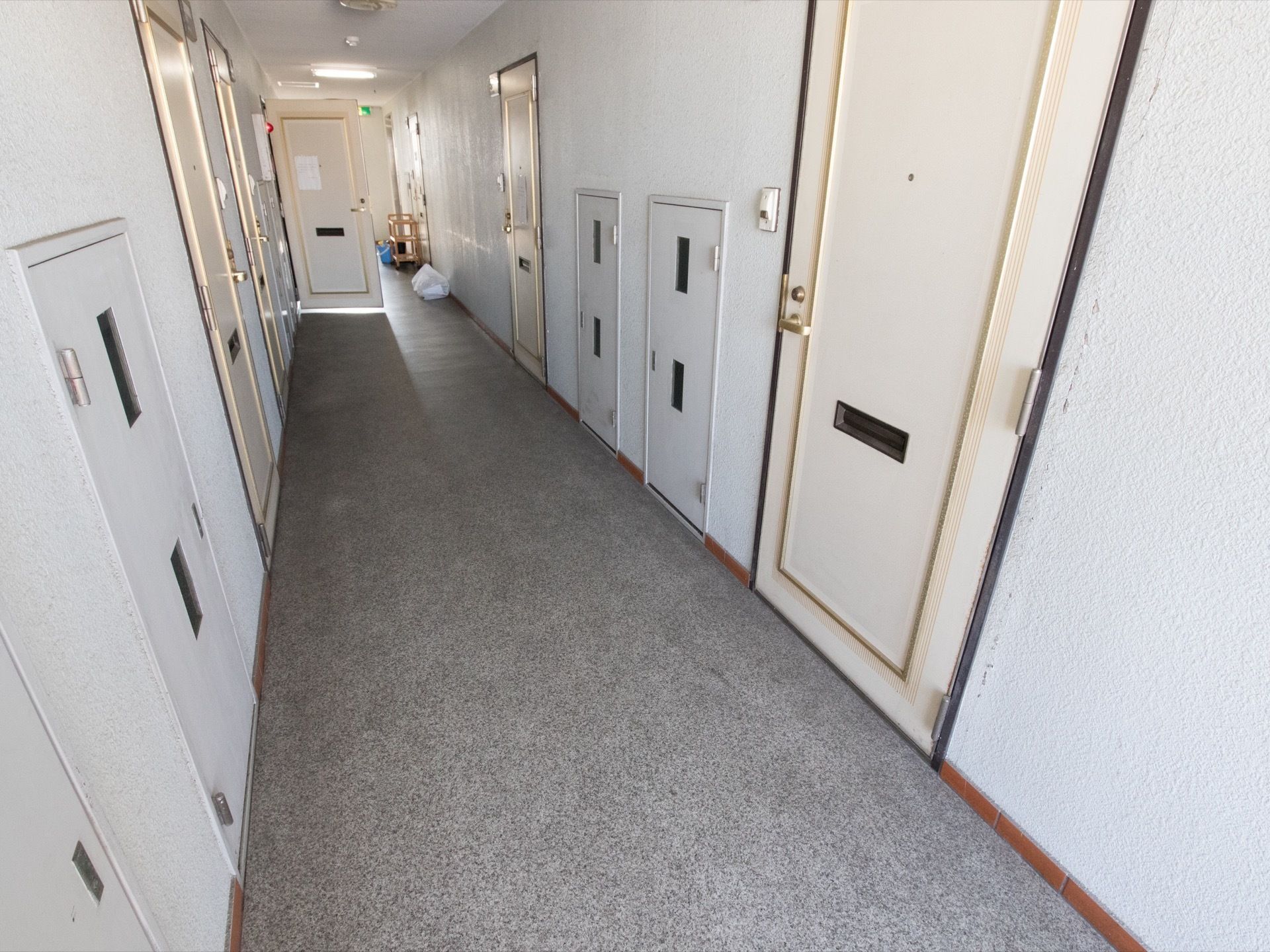 マンションのような外観のフロアである。複数の居室が立ち並び、各部屋には鍵が掛けられるようになっている。