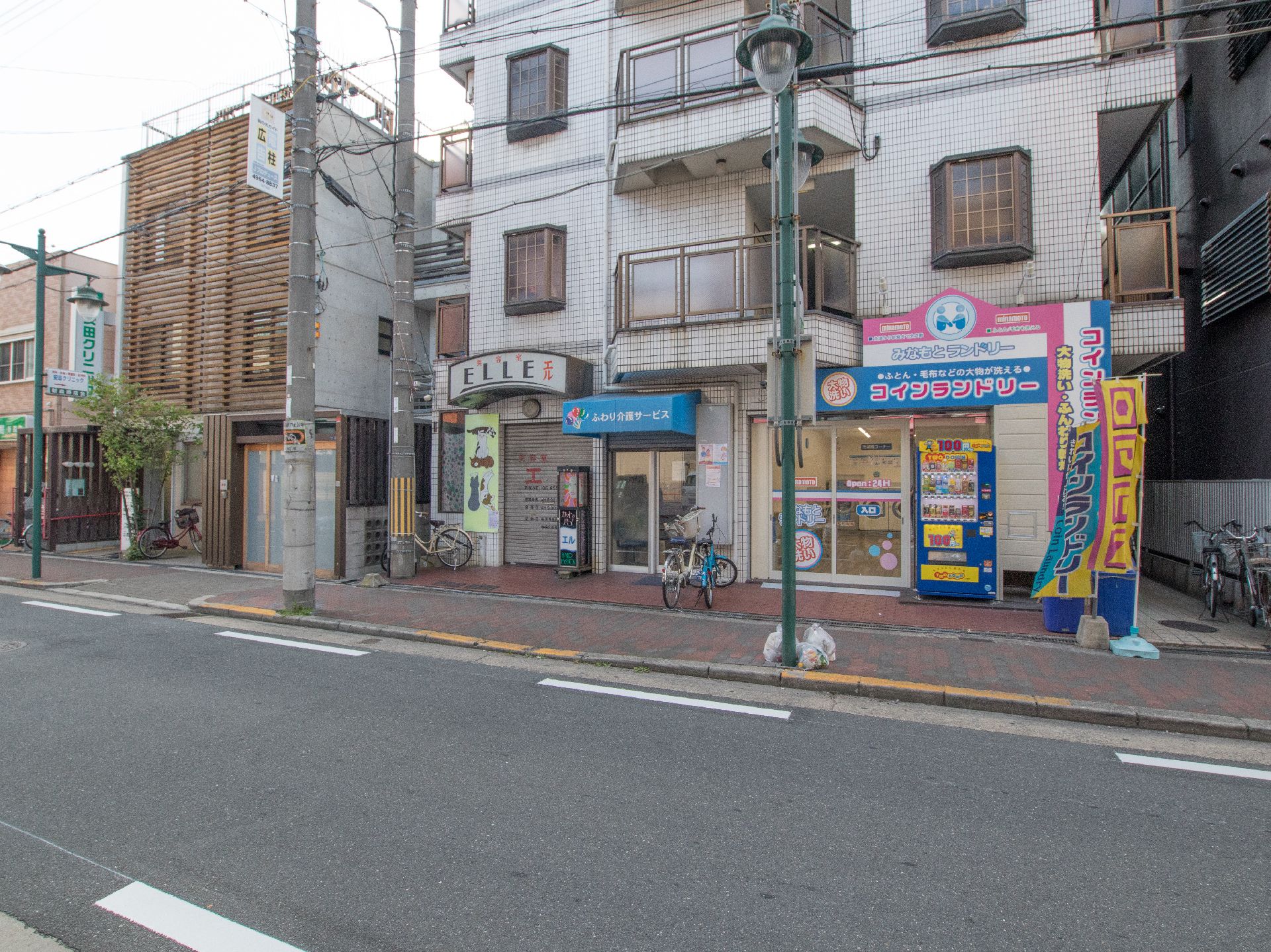 街中に位置する建物外観