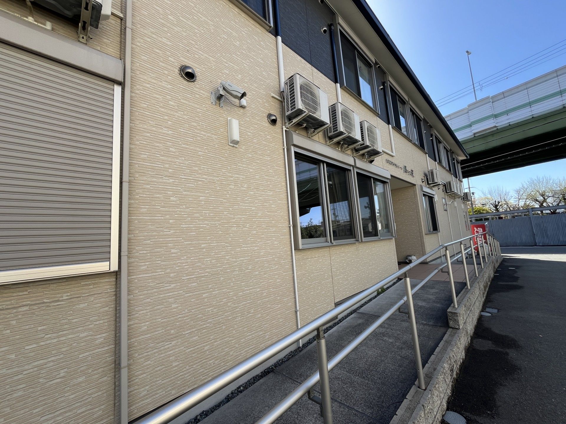 手すり付きの建物入口