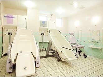 臥位浴対応型浴槽が複数並んでいる様子。施設内の介護仕様の設備の写真
