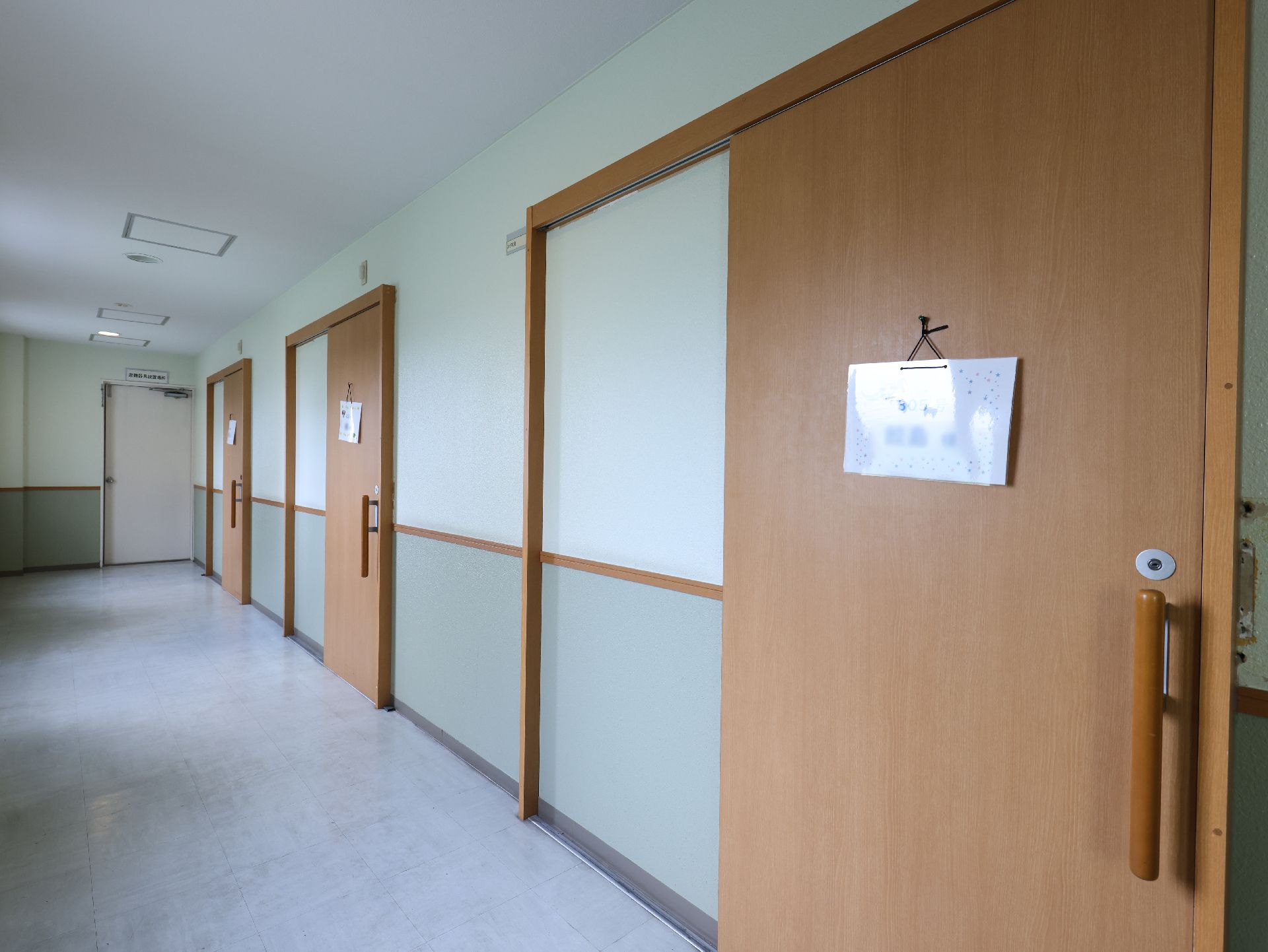 スライド式扉を採用した居室が並ぶ廊下