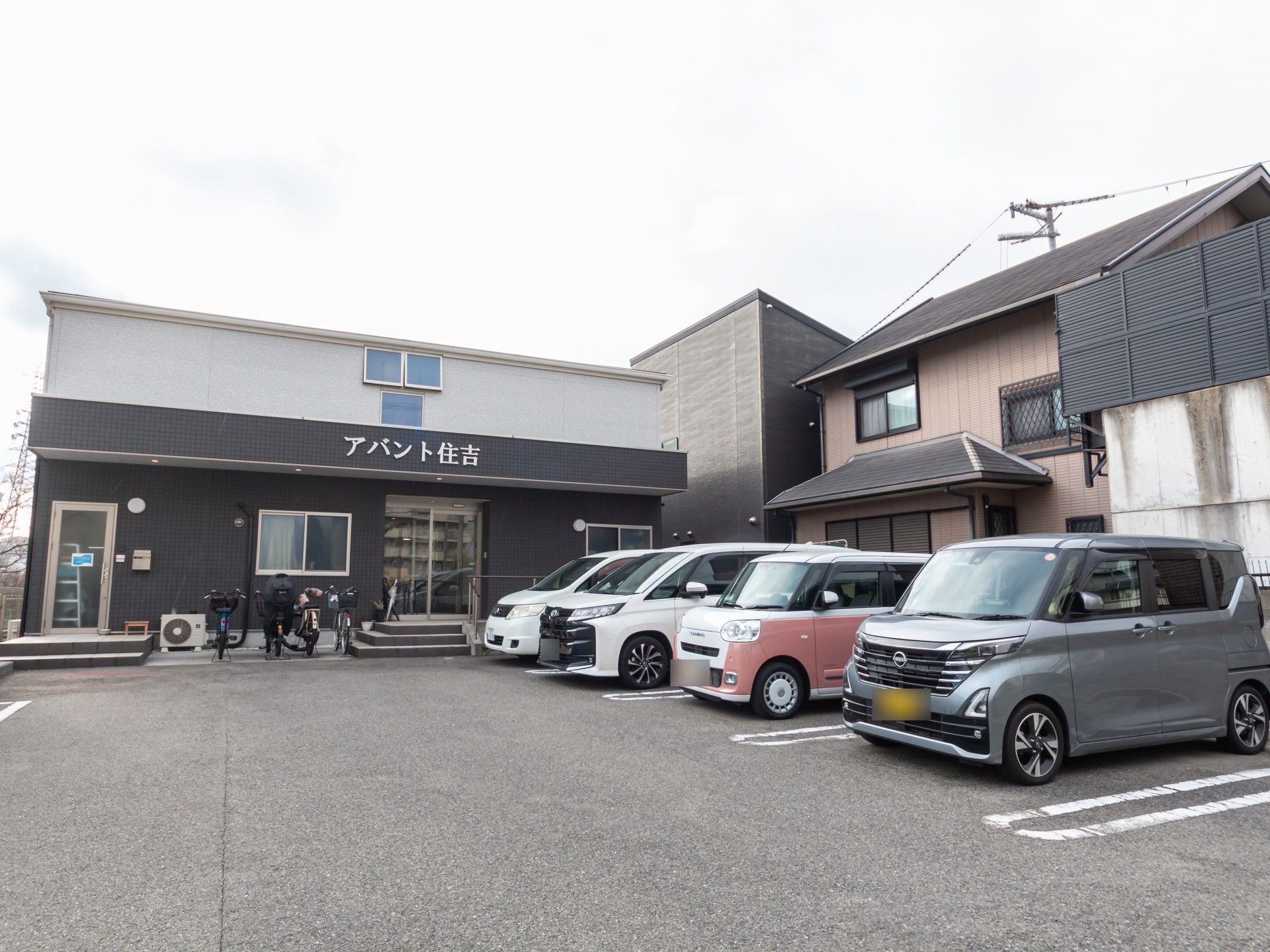 駐車場のある建物外観