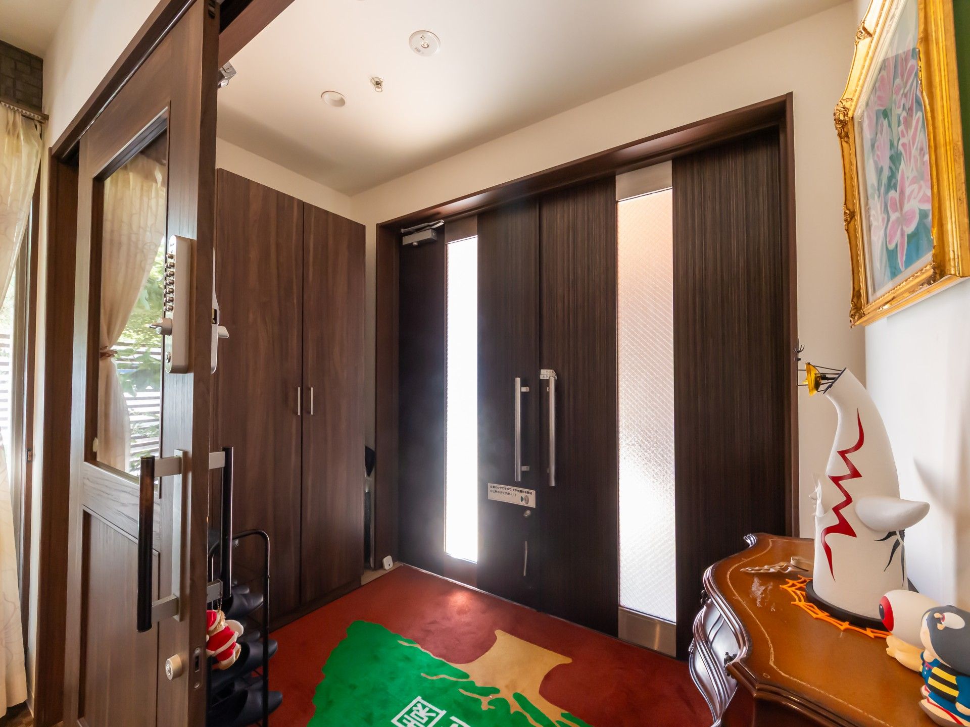 落ち着いた玄関スペース