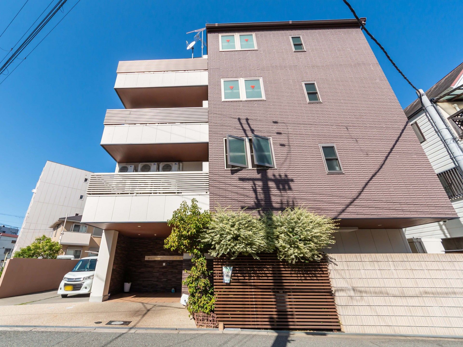 一人で読書している高齢者男性の写真。趣味にいそしんでいる様子