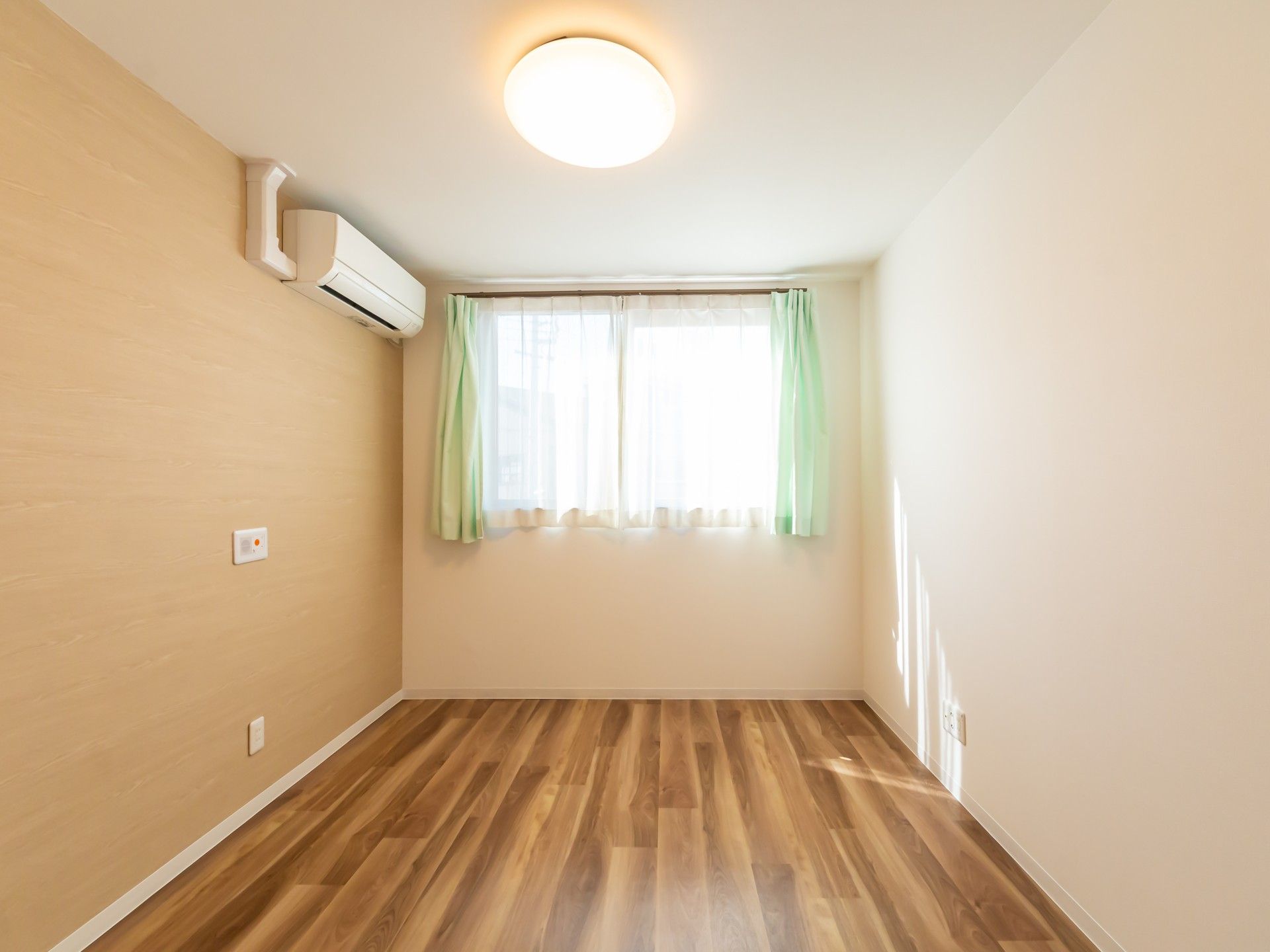 日差しが差し込む部屋