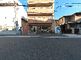 落ち着いた街並みの建物外観
