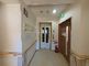 明るい廊下とエレベーターのある3階