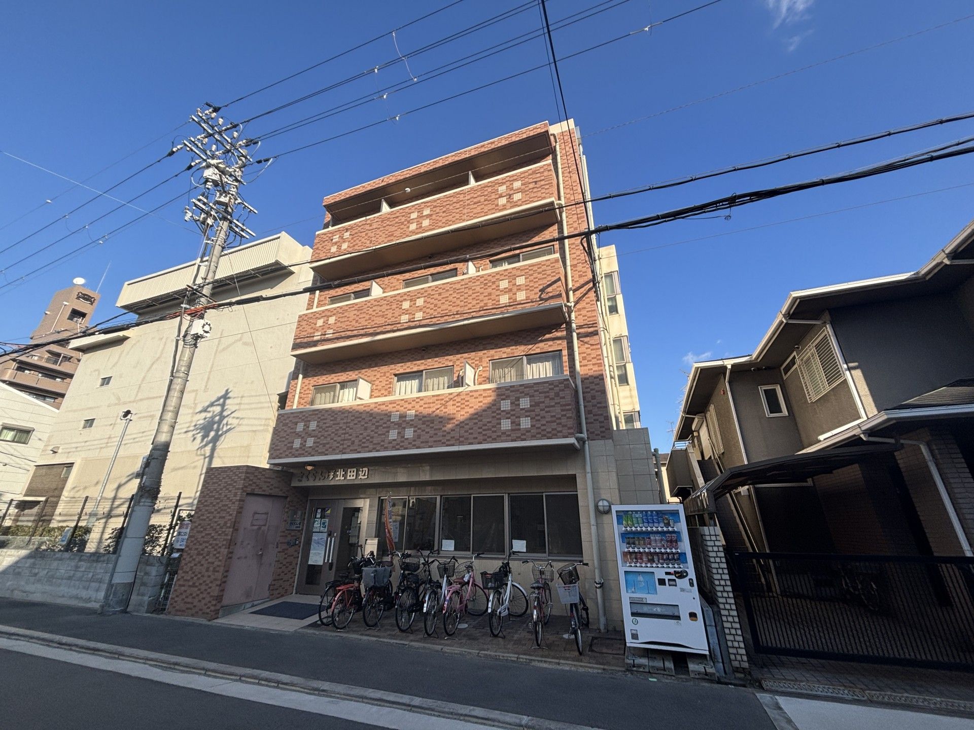 自転車が並ぶ建物外観