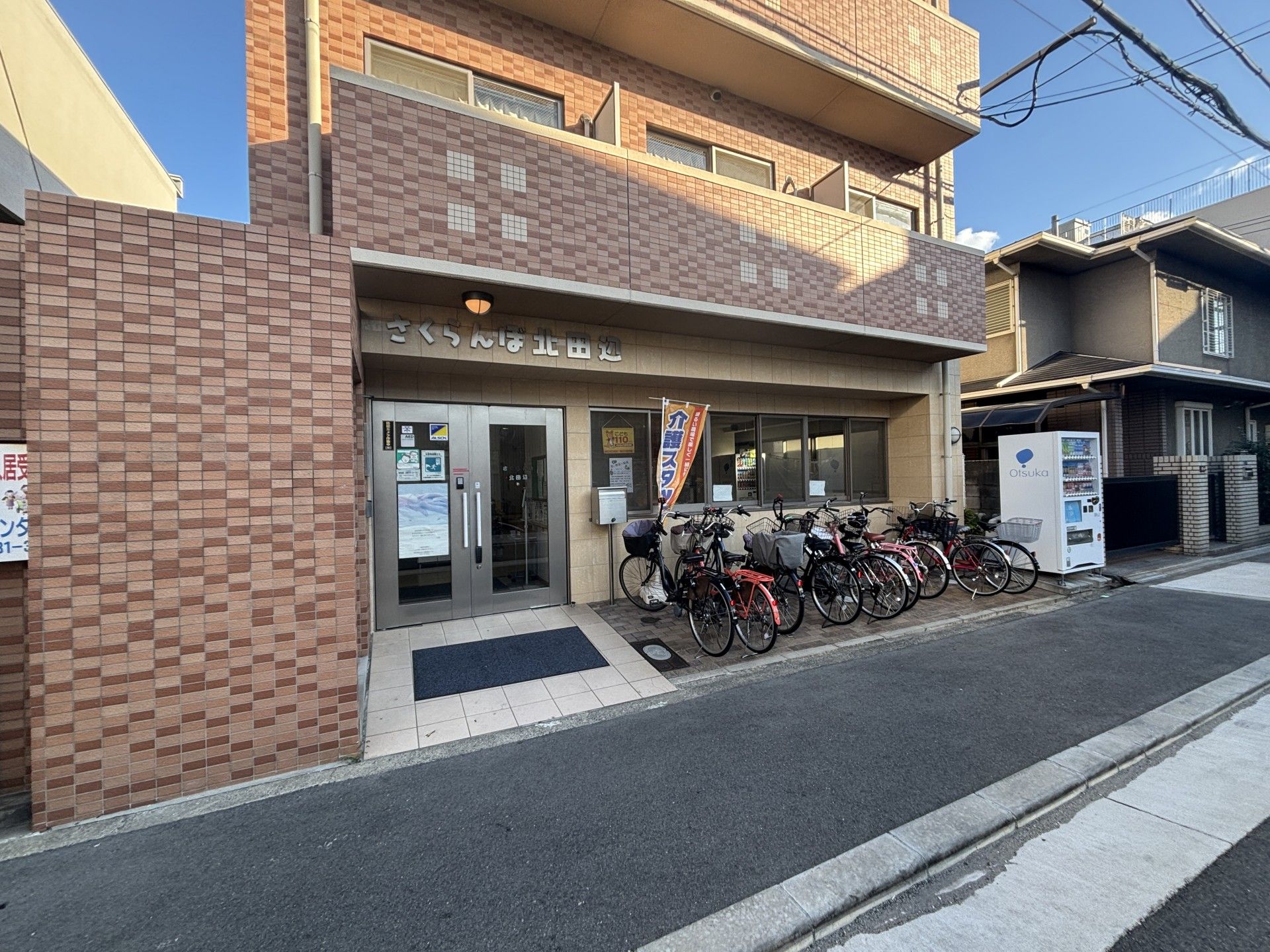 器具を引っ張りリハビリをする高齢女性と指導をする理学療法士の男性